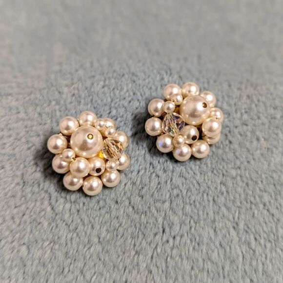 Vintage 50's Faux White Pearl Button Clip Earrings - Stamped Japan - Picture 6 of 7